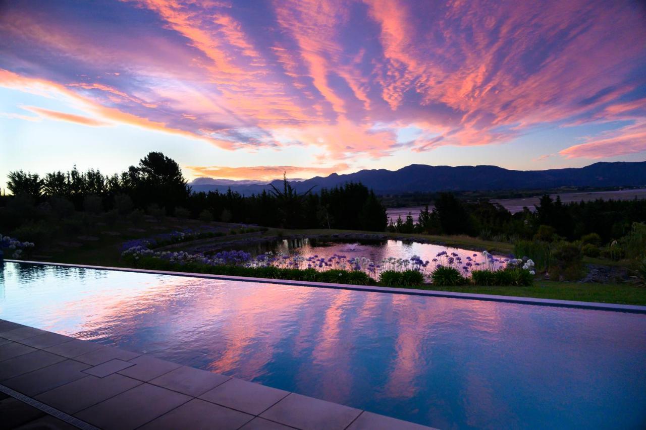 Windhover Suites Tasman Exterior foto